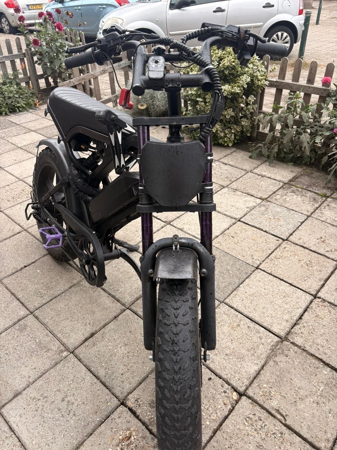 Foto 2 van 2 Fatbike’s  v20 - Zwart met paarse accenten