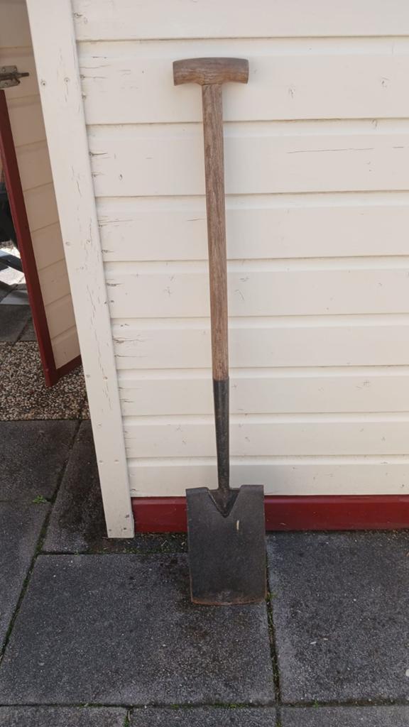 Stevige spade met houten steel, Ophalen, Gebruikt