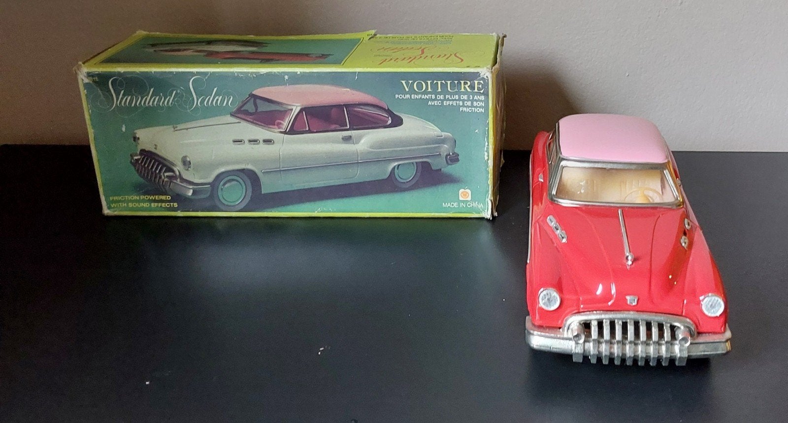Vintage Sedan speelgoedauto van Voiture, Ophalen