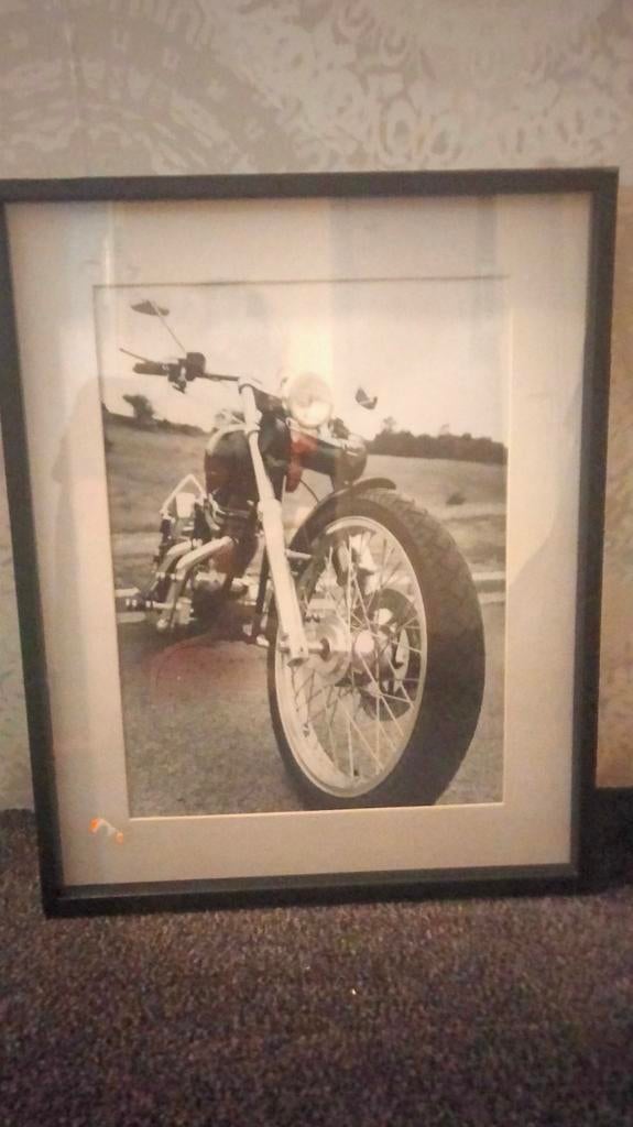 Schilderij in zwarte lijst motor ( nieuw) 45/50 binnenmaat, Huis en Inrichting, Woonaccessoires | Schilderijen, Tekeningen en Foto's