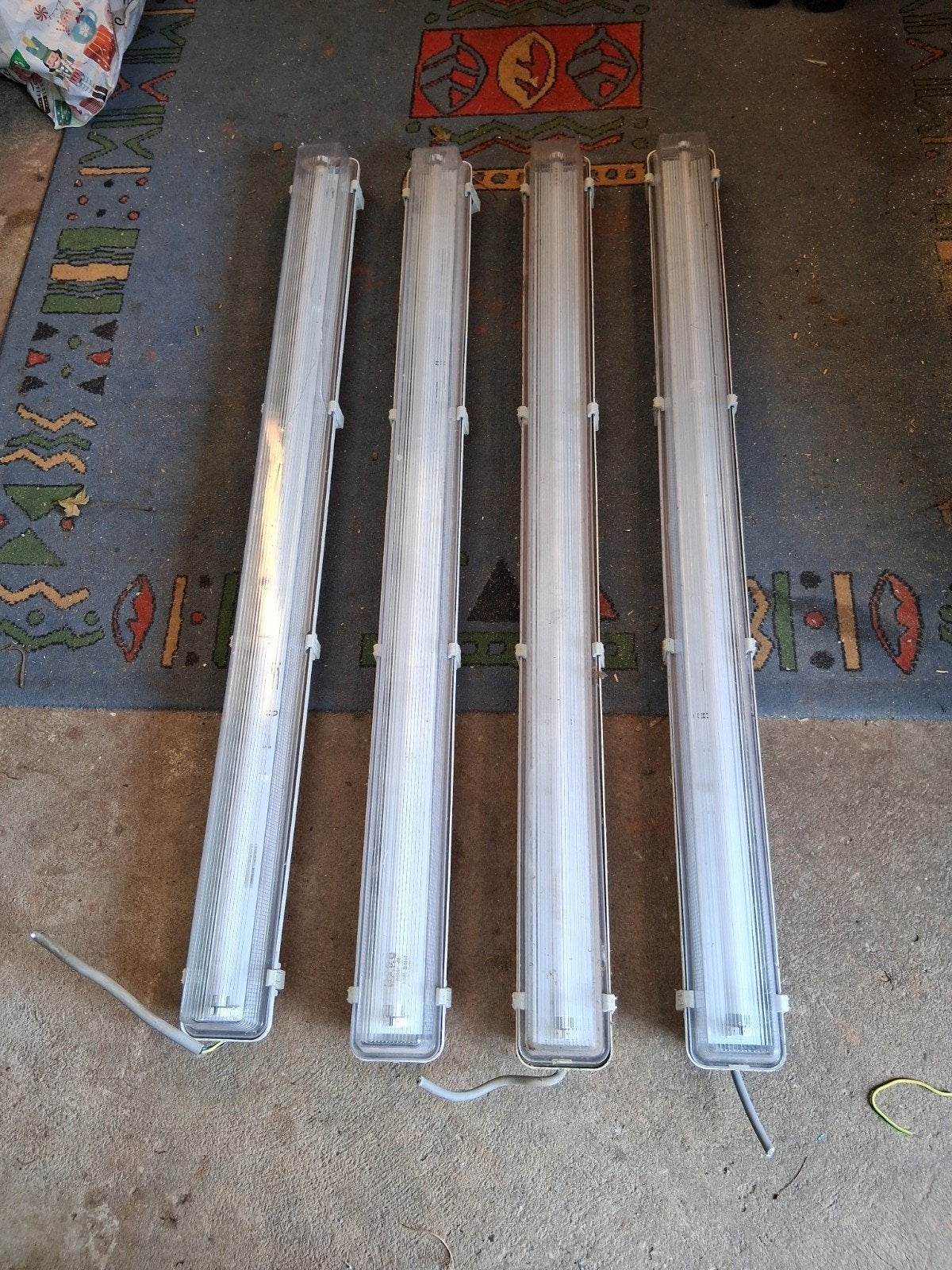 4 Tl-armaturen voor schuur of mancave (1 beschadigd), Huis en Inrichting, Verzenden, Gebruikt