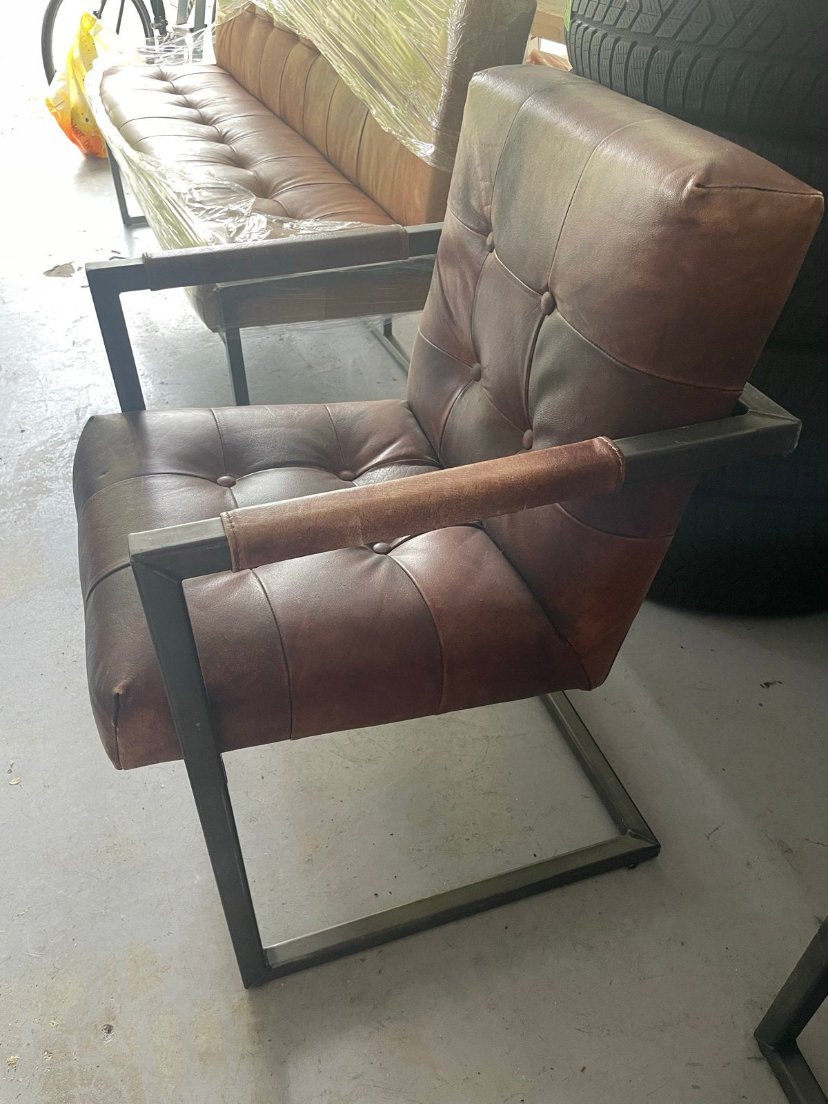 Leren fauteuil met metalen frame - Industrieel design, Huis en Inrichting, Stoelen, Ophalen, Gebruikt, Bruin, Leer