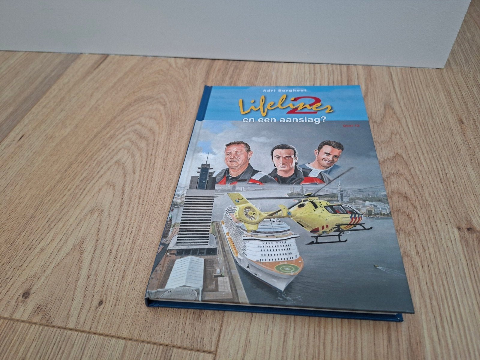 Lifeliner 2: en een aanslag? door Adri Burghout, Boeken, Ophalen of Verzenden, Zo goed als nieuw, Adri Burghout, Fictie algemeen