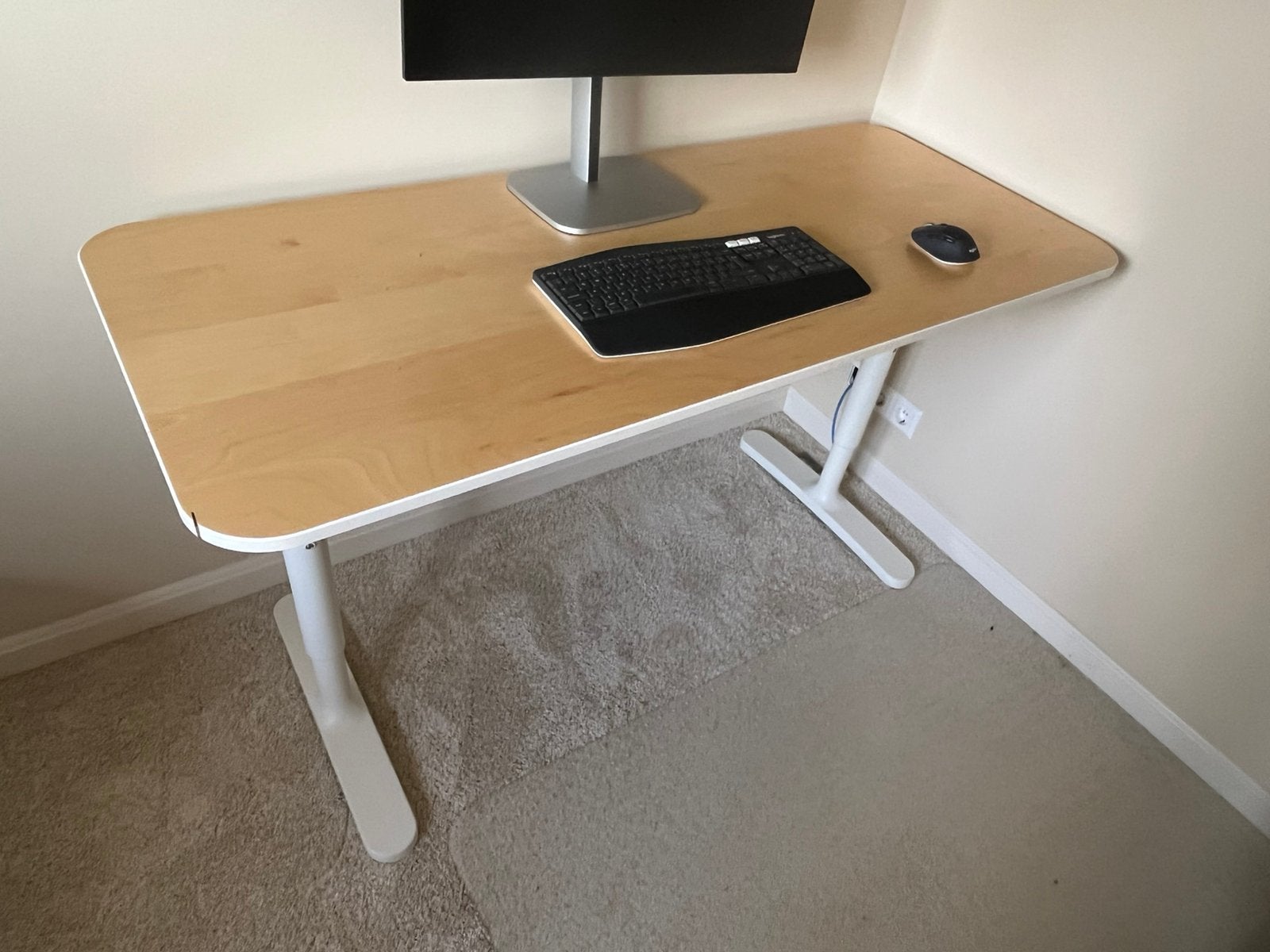 Net ikea bekant bureau 140x60 - kleine beschadiging, Ophalen, Zo goed als nieuw