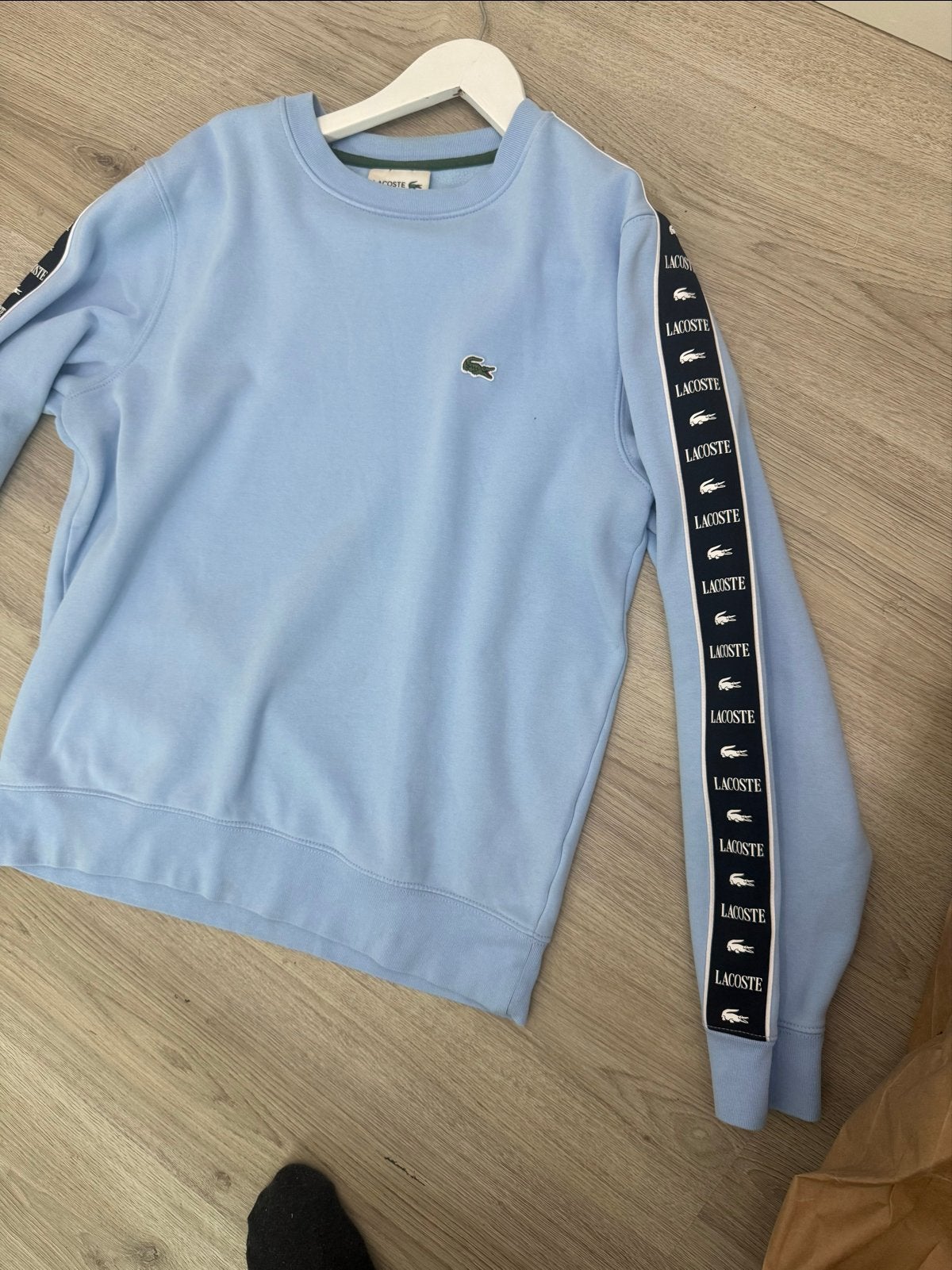 Lacoste Classic Fit Sweater trui Lichtblauw met logoband, Ophalen of Verzenden, Zo goed als nieuw, Maat 48/50 (M), Blauw