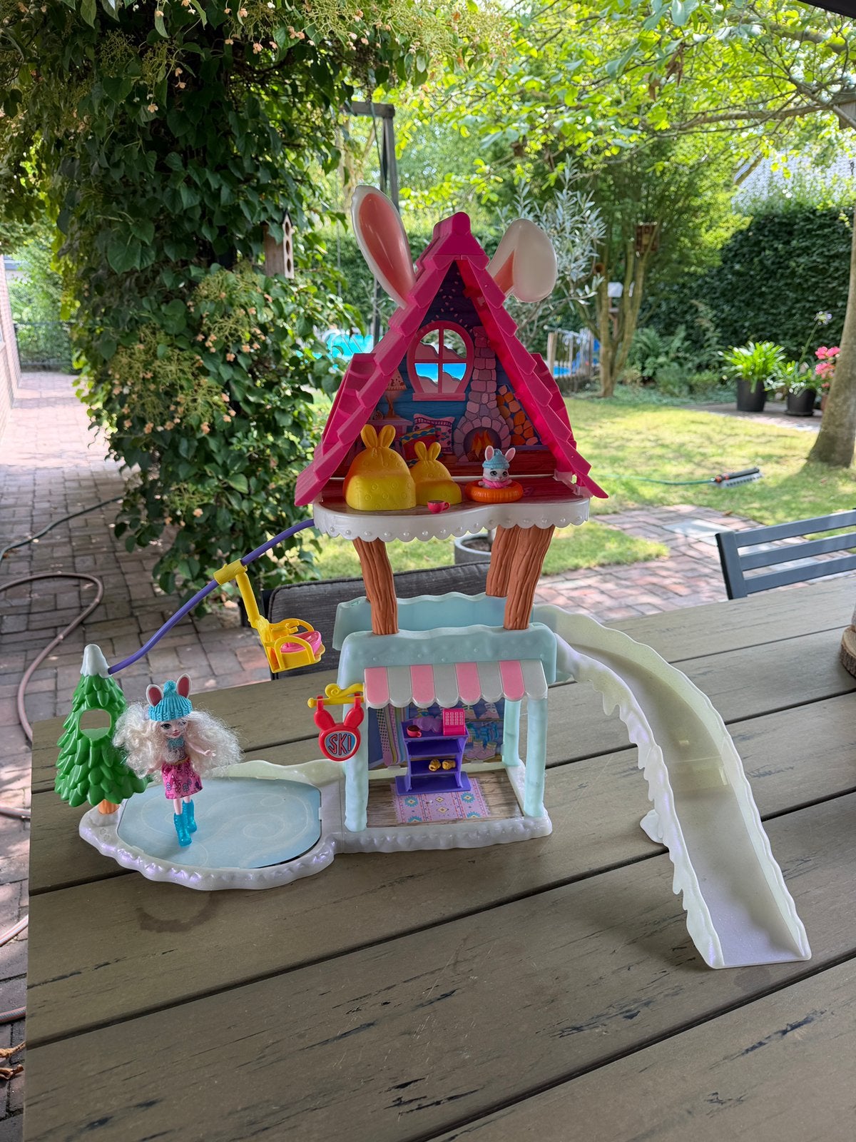 Enchantimals hertenhuis, ski chalet, poppen en diertjes etc, Ophalen, Zo goed als nieuw, Babypop
