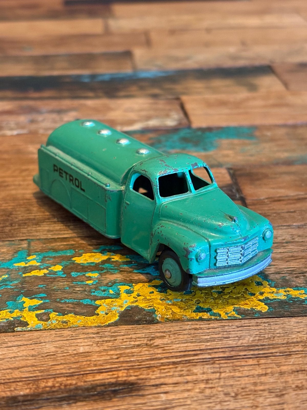 Dinky Toys 25D Petrol Tank Wagon in “PETROL”-uitvoering., Ophalen of Verzenden, Gebruikt, Bus of Vrachtwagen, Dinky Toys