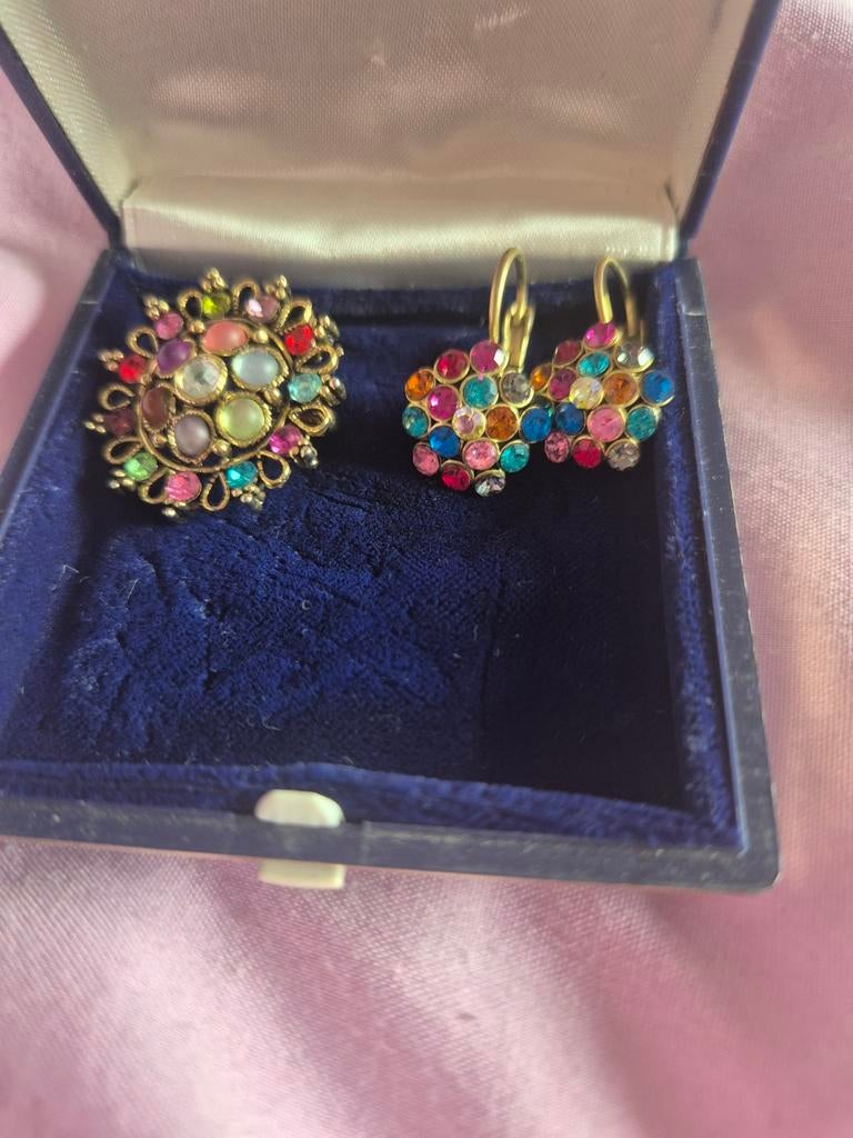 Oorbellen en een broche, Sieraden, Tassen en Uiterlijk, Ophalen, Staal