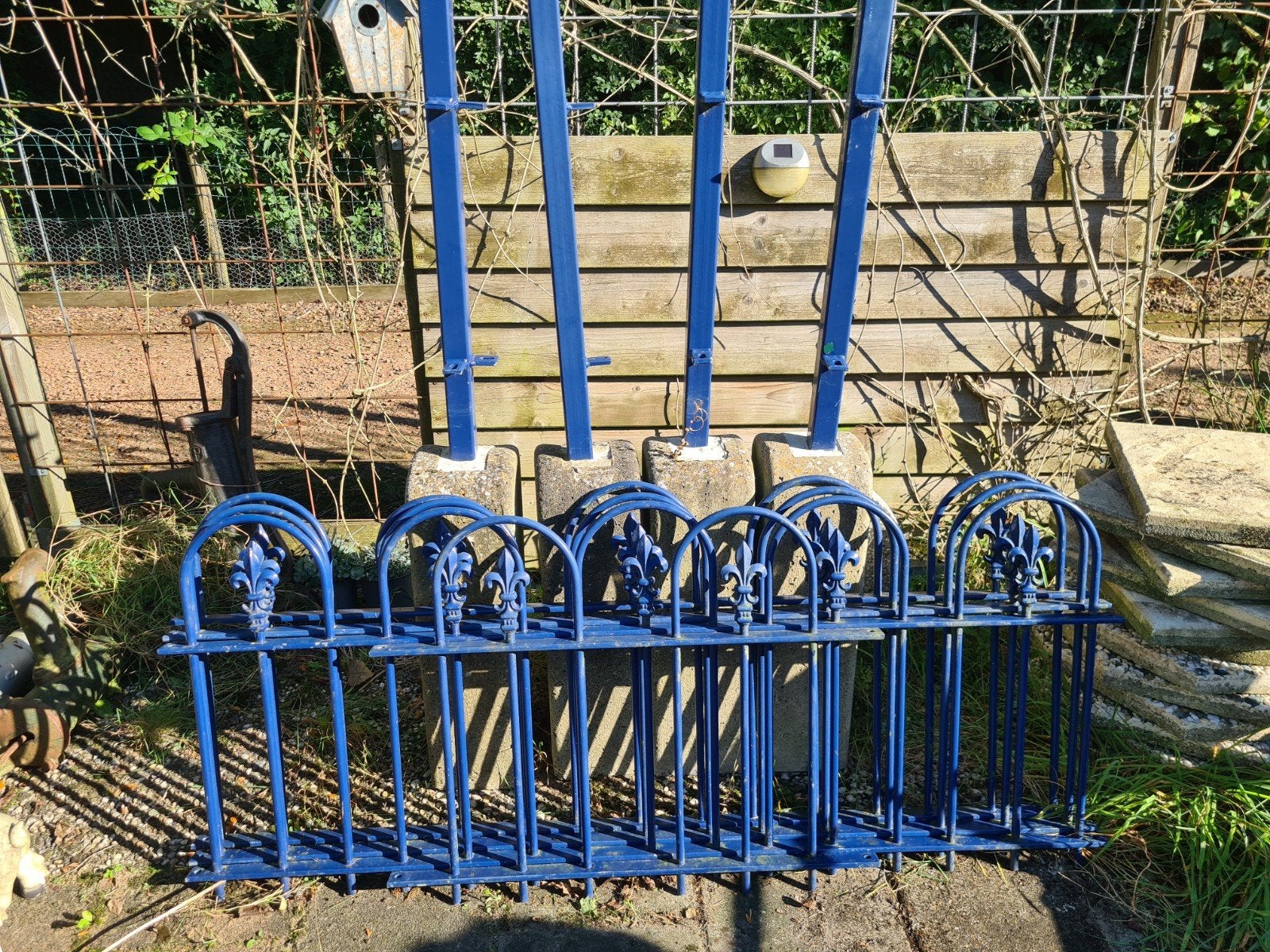 Gietijzeren hekwerk met Franse lelie, Tuin en Terras, Ophalen, Gebruikt, IJzer, Sierhekwerk