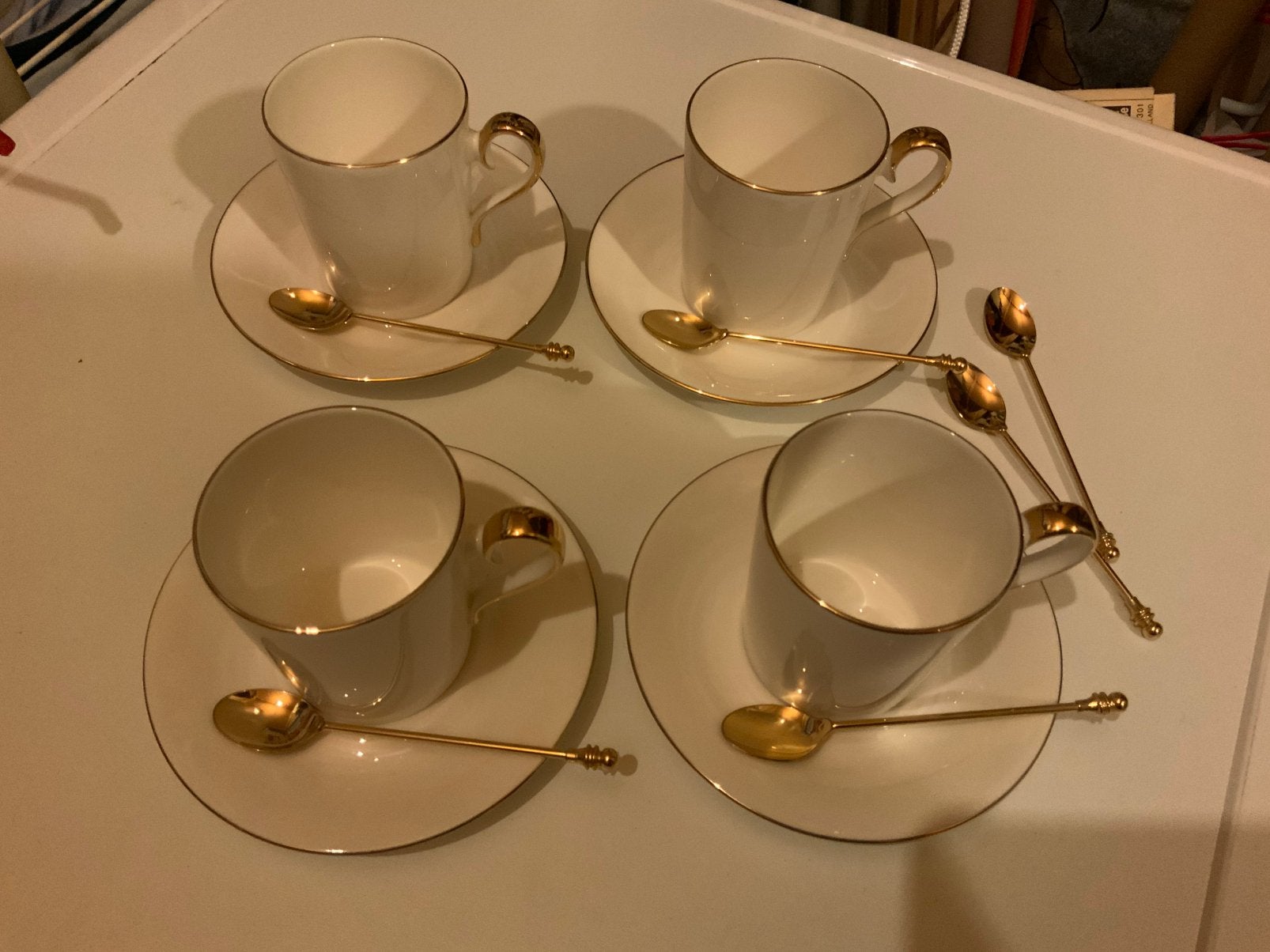 4 mooie nieuwe kop en schotels met een goud randje.Lepeltjes, Nieuw, Ophalen of Verzenden, Overige stijlen, Kop(pen) en/of Schotel(s)