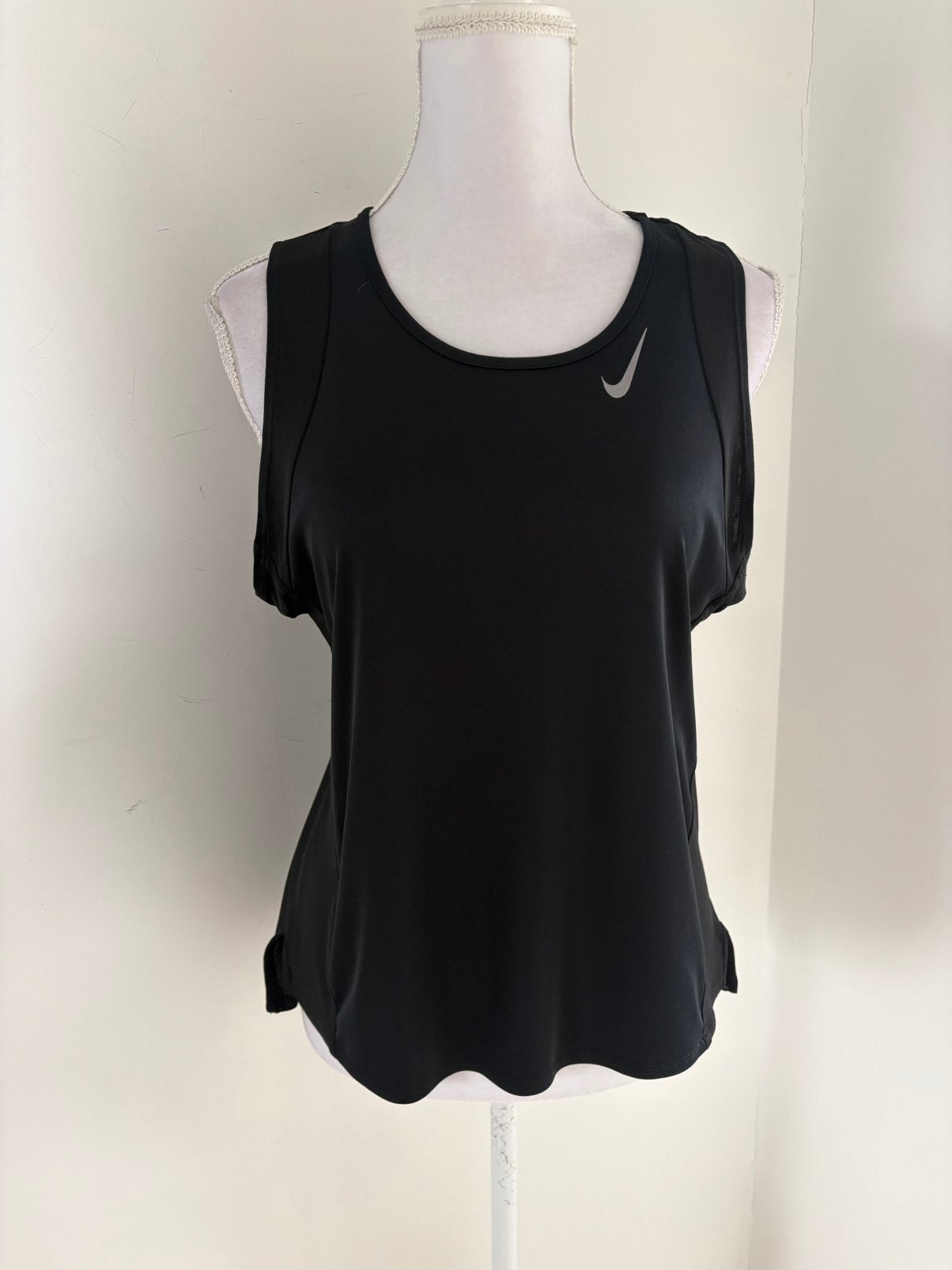 Mooie zwarte sporttop - maat M - Nike, Kleding | Dames, Ophalen of Verzenden, Zo goed als nieuw, Maat 38/40 (M), Zwart