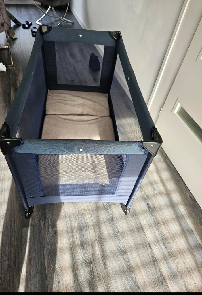 Compacte en handige reisbox voor baby's, Kinderen en Baby's, Ophalen of Verzenden, Gebruikt, Rechthoekig, Wieltjes