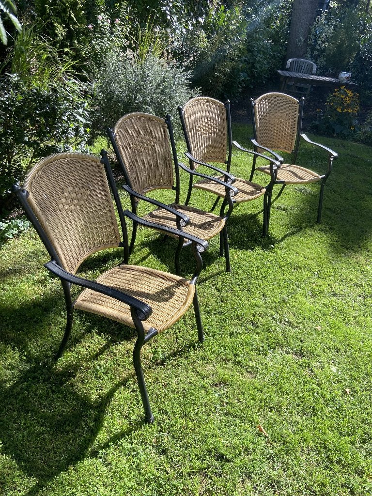 Set van 4 tuinstoelen – lichtgewicht & weerbestendig, Ophalen, Zo goed als nieuw, Kunststof, Stapelbaar