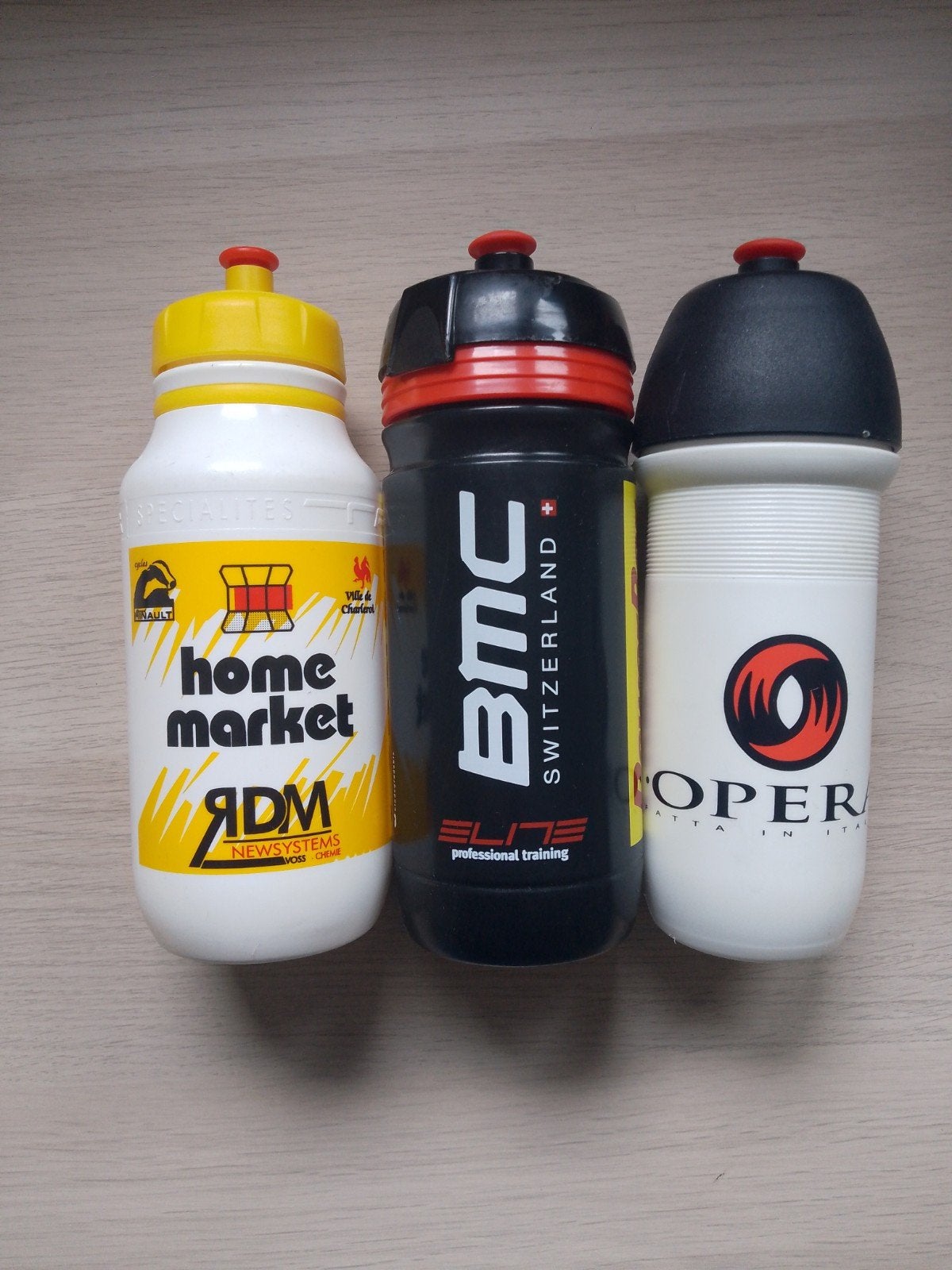 3 bidons wielerploeg, Ophalen