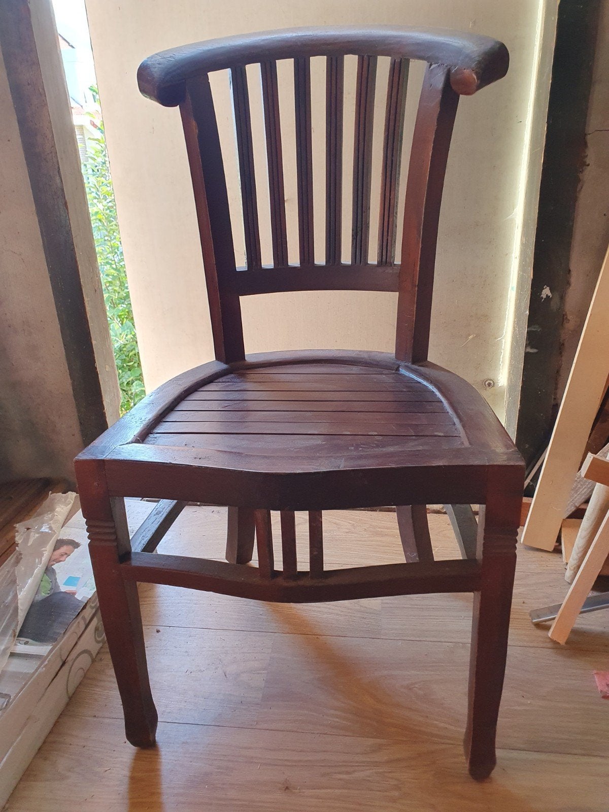 8 stevige houten stoelen in ruil voor 2 kratjes Heineken, Ophalen