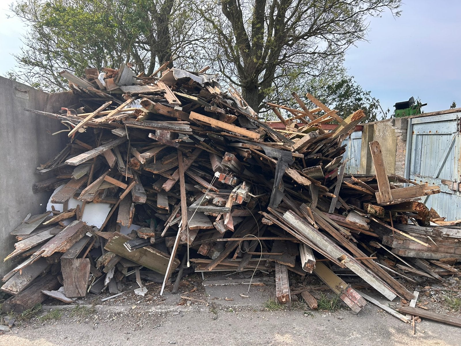 GRATIS brandhout / sloophout / balken afhalen in Dronryp, 6 m³ of meer, Ophalen