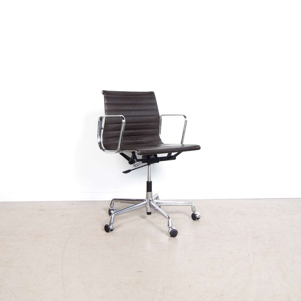 10x Vitra Eames EA 117 Bureaustoel Donkerbruin Leer