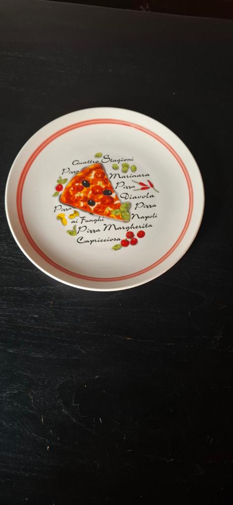 Leuk pizzabord met Italiaanse pizza namen, Gebruikt, Keramiek, Ophalen of Verzenden, Bord(en)