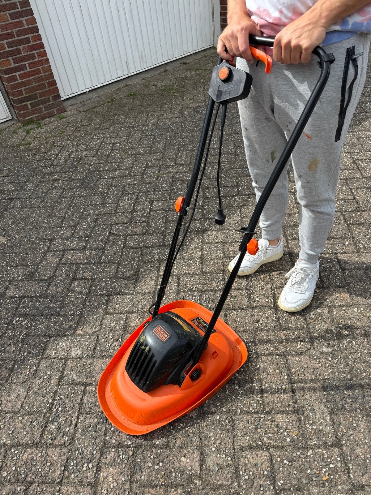 BLACK+DECKER 1200W Zweefmaaier 30cm maaibreedte, Ophalen, Elektrische grasmaaier, Zo goed als nieuw, 30 t/m 39 cm
