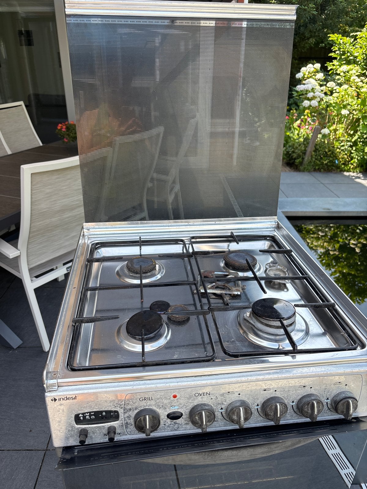Indesit gasfornuis met oven - ideaal voor buitenkeuken, Ophalen, Gebruikt, Grill, 4 kookzones