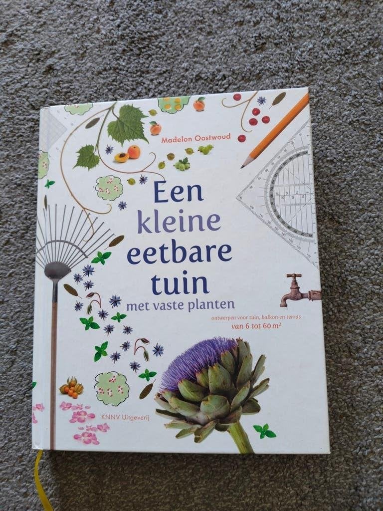 Een kleine eetbare tuin met vaste planten - Madelon Oostwoud, Ophalen of Verzenden, Zo goed als nieuw, Madelon Oostwoud, Tuinieren en Tuinplanten