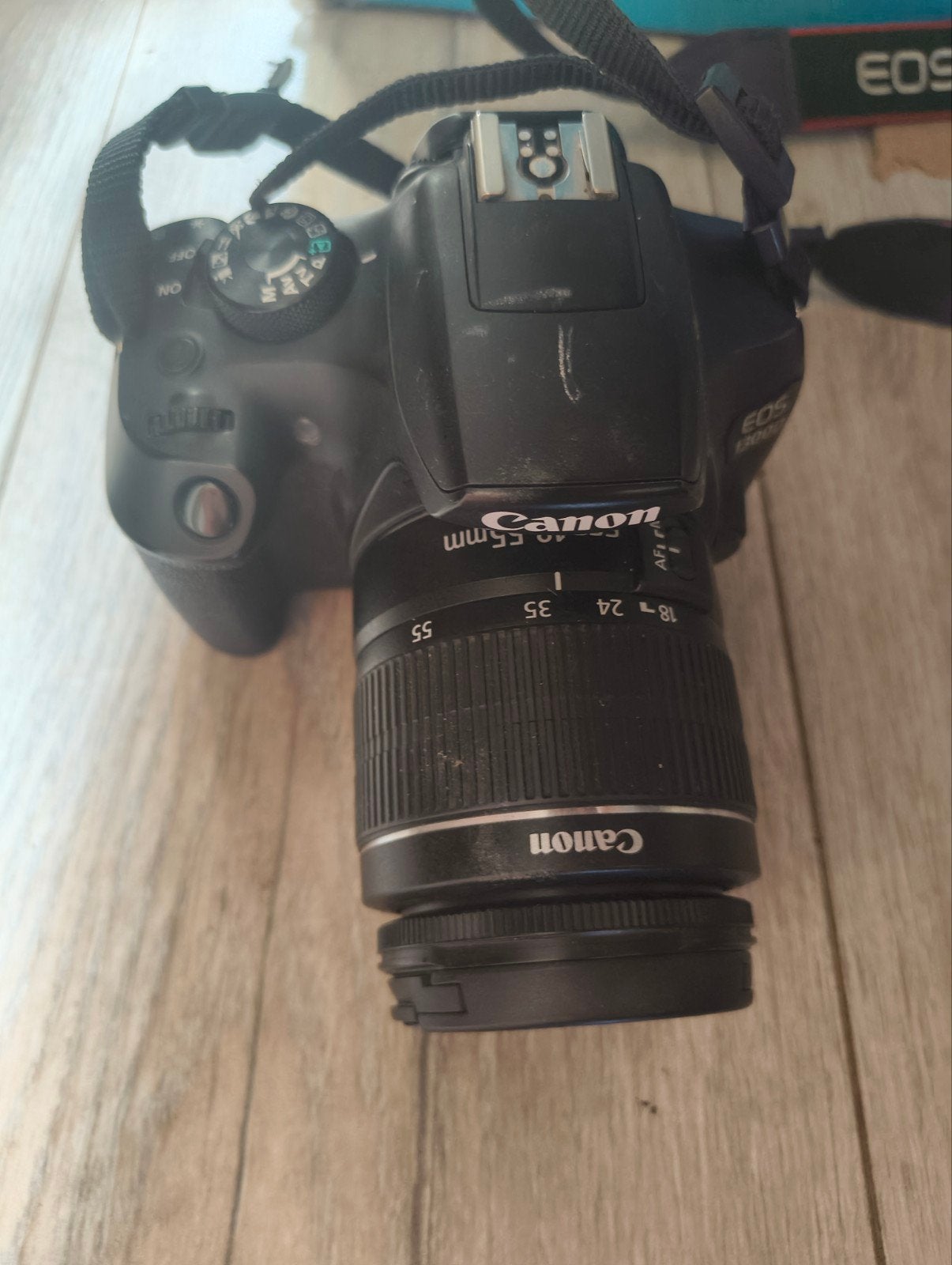 Canon EOS 1300D spiegelreflexcamera met doos en lader, Canon, Accu, Ophalen of Verzenden, Zo goed als nieuw