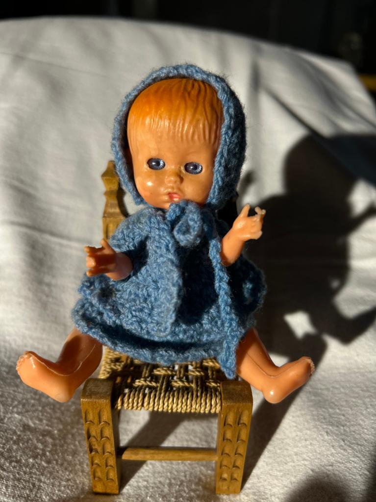 Vintage popje met knipperende oogjes op antiek stoeltje, Ophalen of Verzenden, Zo goed als nieuw, X, Pop