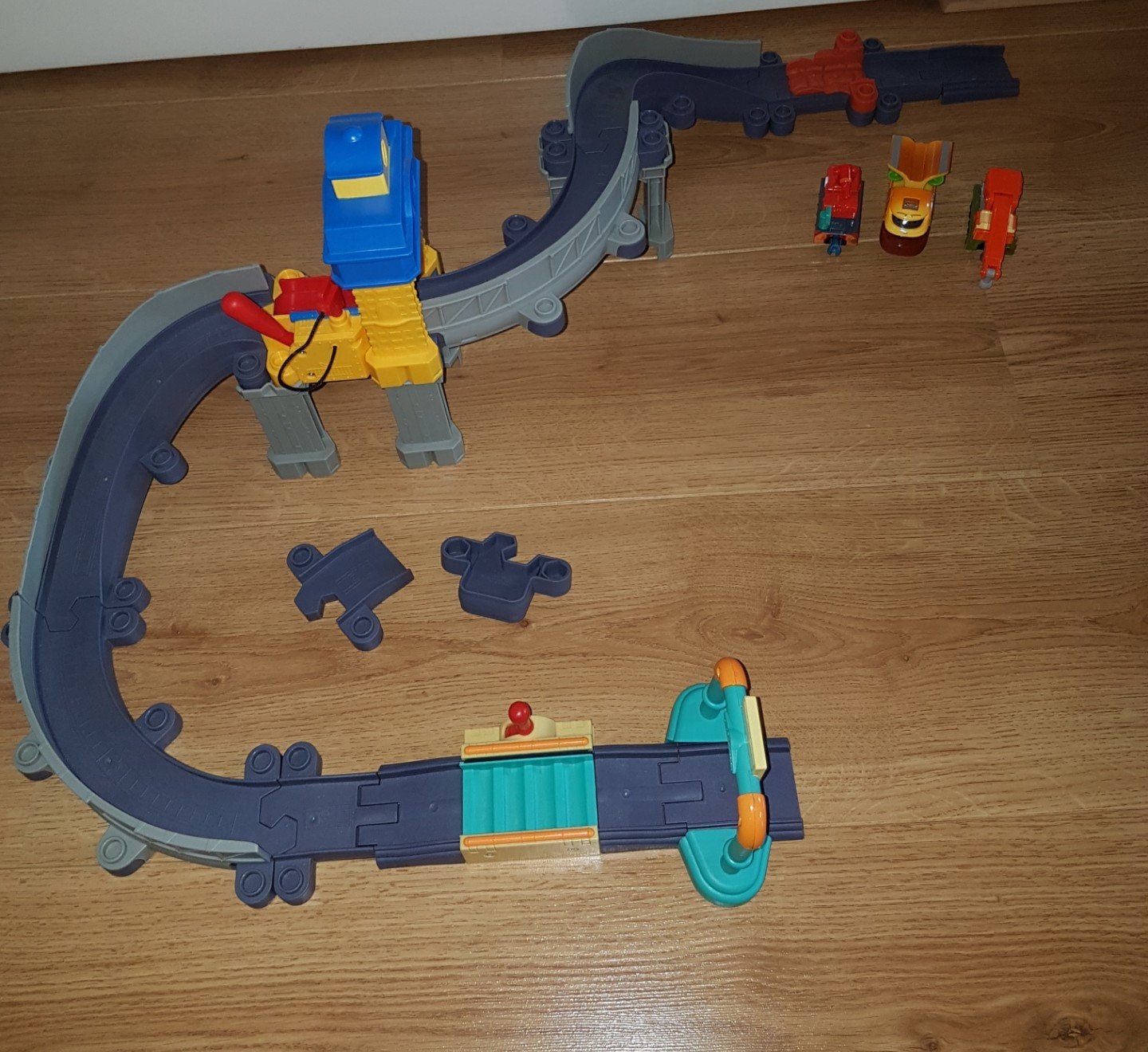 CHUGGINGTON TREINBAAN KOFFER TREINTJES EN UITBREIDINGSSET, Kinderen en Baby's, Speelgoed | Overig, Ophalen of Verzenden, Zo goed als nieuw