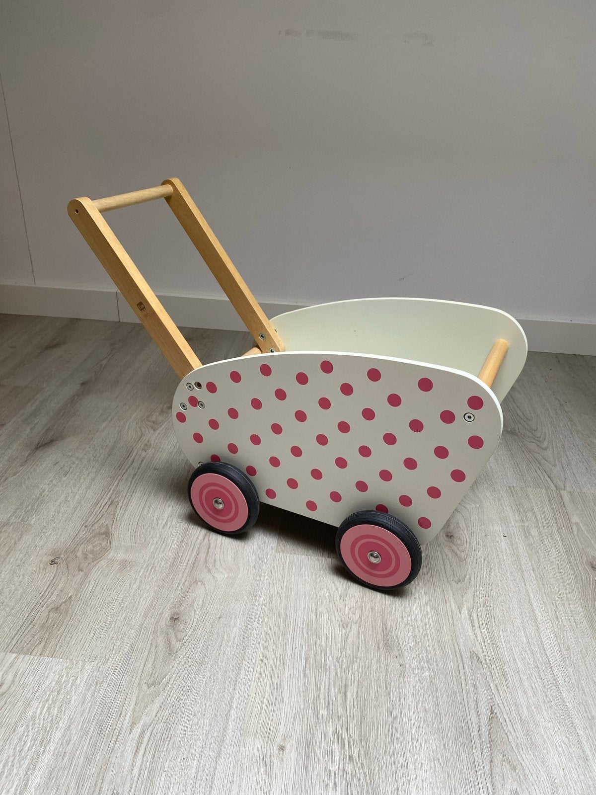Houten poppenkar met roze stippen, Ophalen, Gebruikt, Babypop