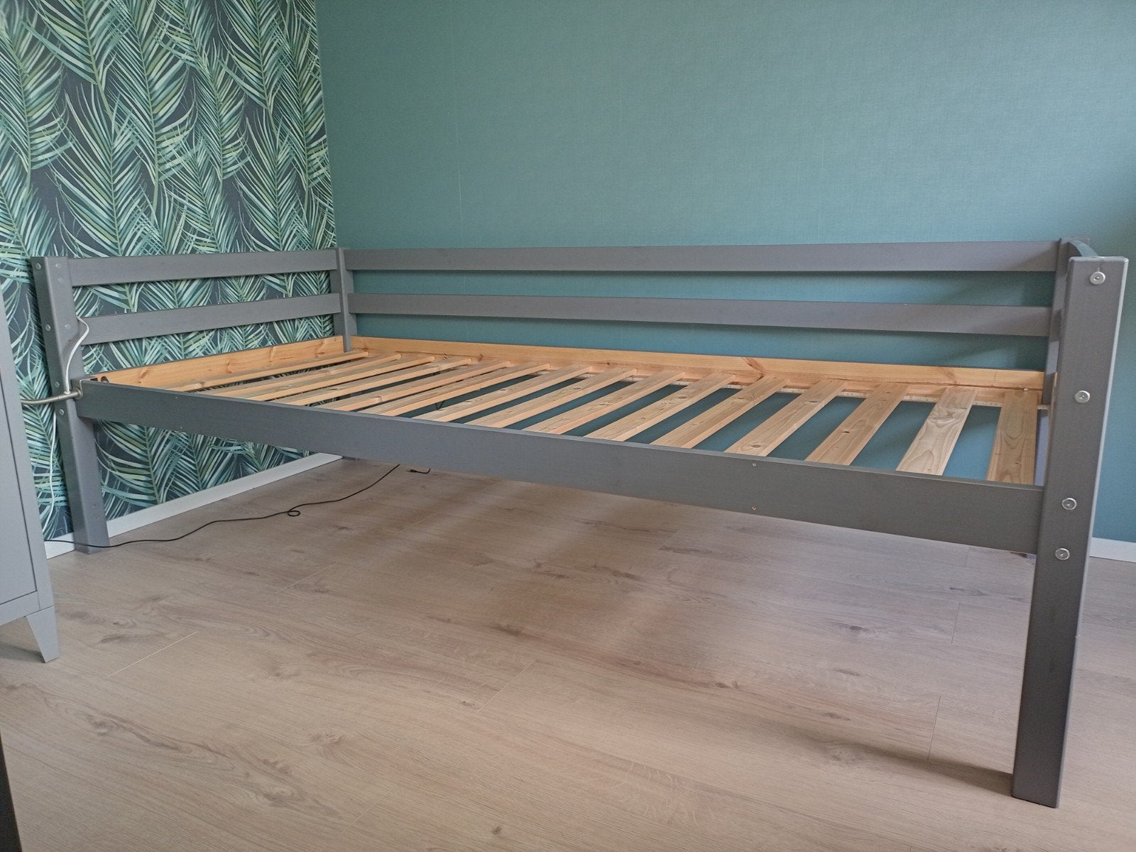 Grijs houten bed 90x200, Ophalen, 85 tot 100 cm, Gebruikt, Lattenbodem