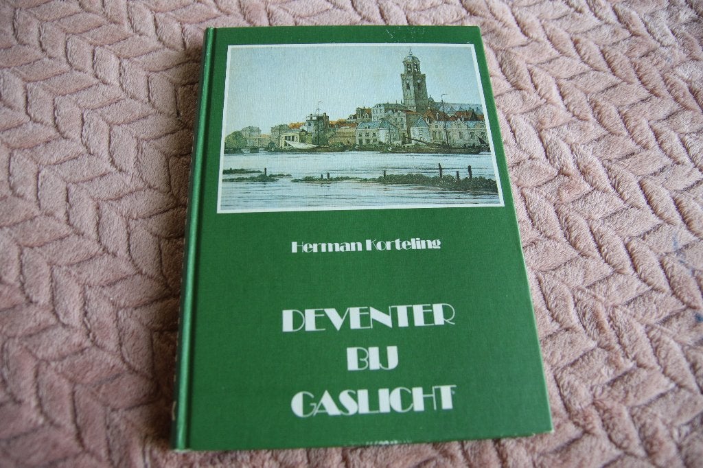 Deventer bij gaslicht. Herman Korteling, Boeken, Geschiedenis | Stad en Regio, Ophalen of Verzenden, Gelezen