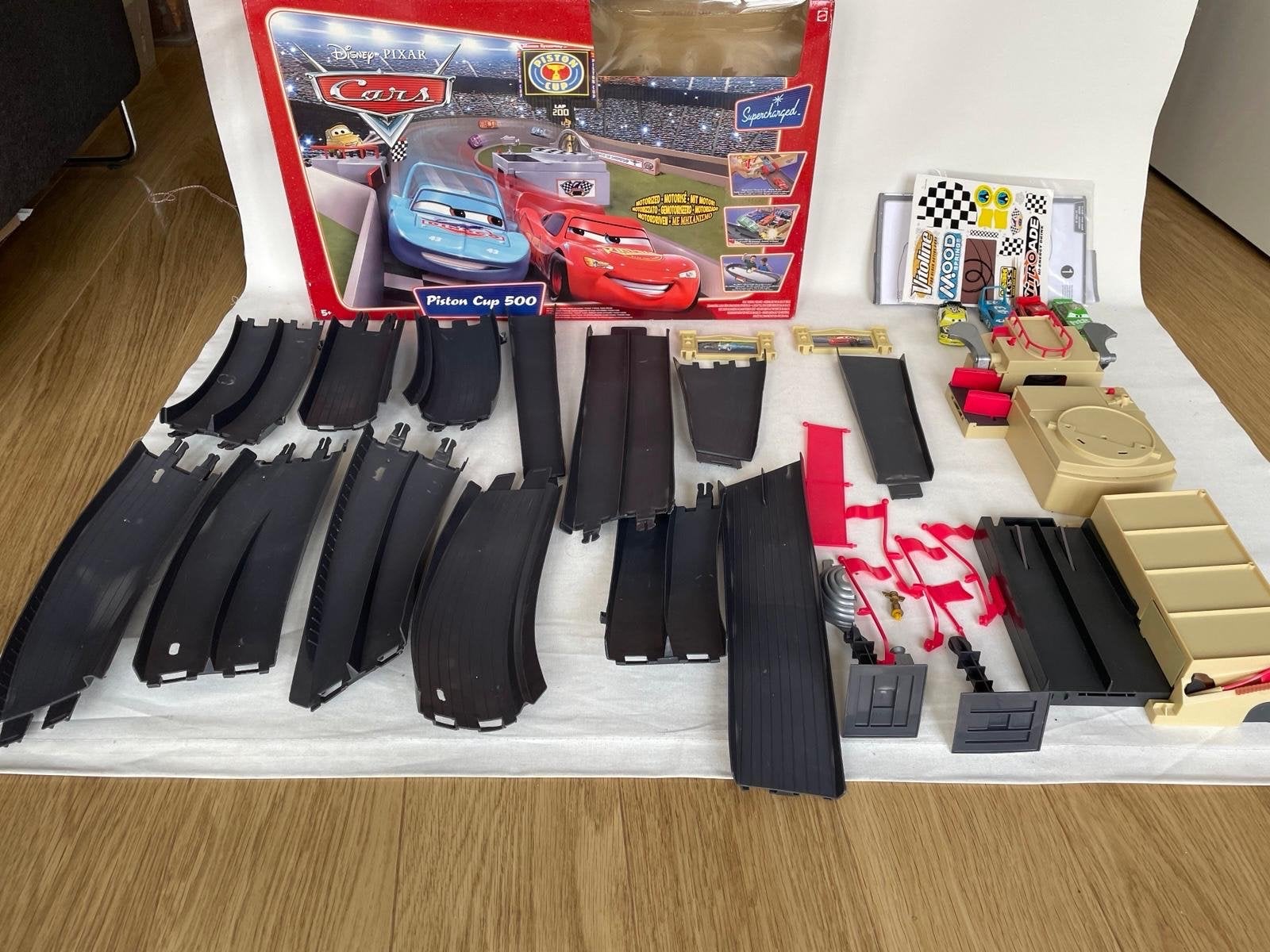 Disney Pixar Cars Piston Cup 500 Racebaan met 4 auto's, Overige merken, Ophalen of Verzenden, Elektrisch, Racebaan