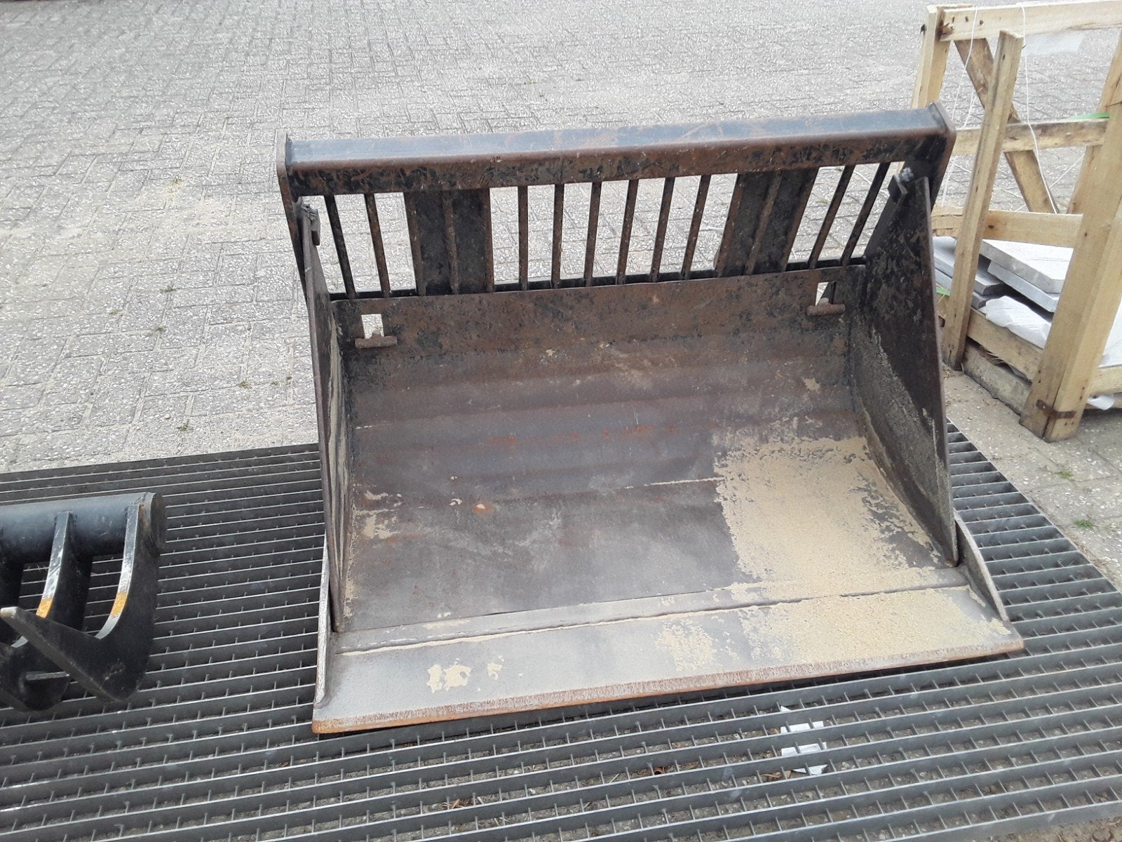 Puinbak giant shovel, Ophalen, Nieuw