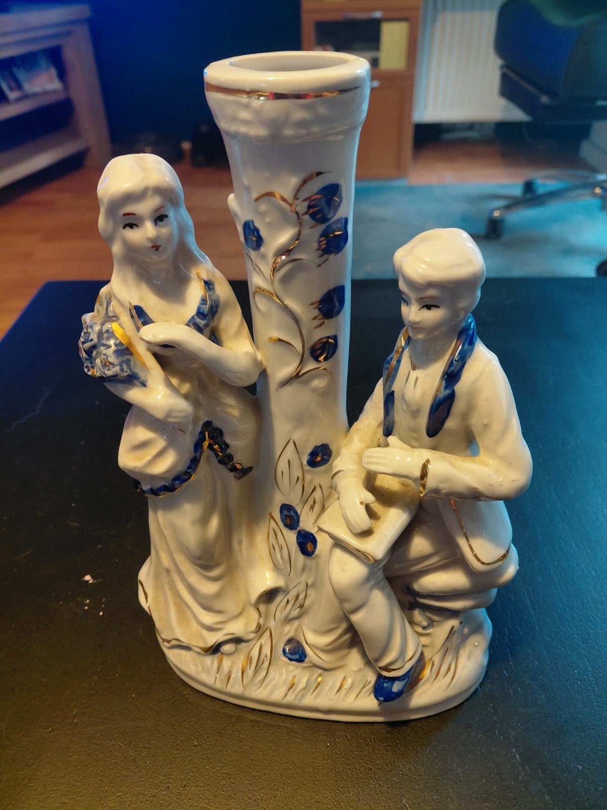 Vintage porseleinen beeldje met vaasje - Delfts blauw stijl, Ophalen of Verzenden