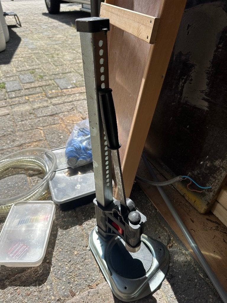 Bottel apparaat met bierdoppen, Ophalen, Zo goed als nieuw, Flesje(s), Overige merken