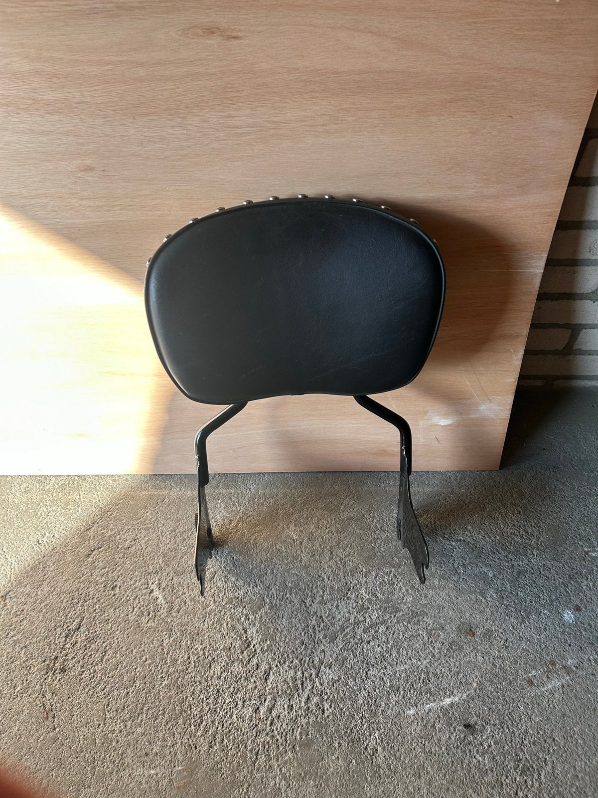 Harley  afneembare rugleuning/sissybar - Zwart, met studs, Motoren, Ophalen of Verzenden, Gebruikt