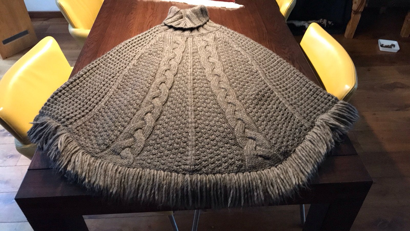 Stijlvolle Poncho met Kabelpatroon en Franjes, Ophalen of Verzenden, Zo goed als nieuw, Maat 38/40 (M), Bruin