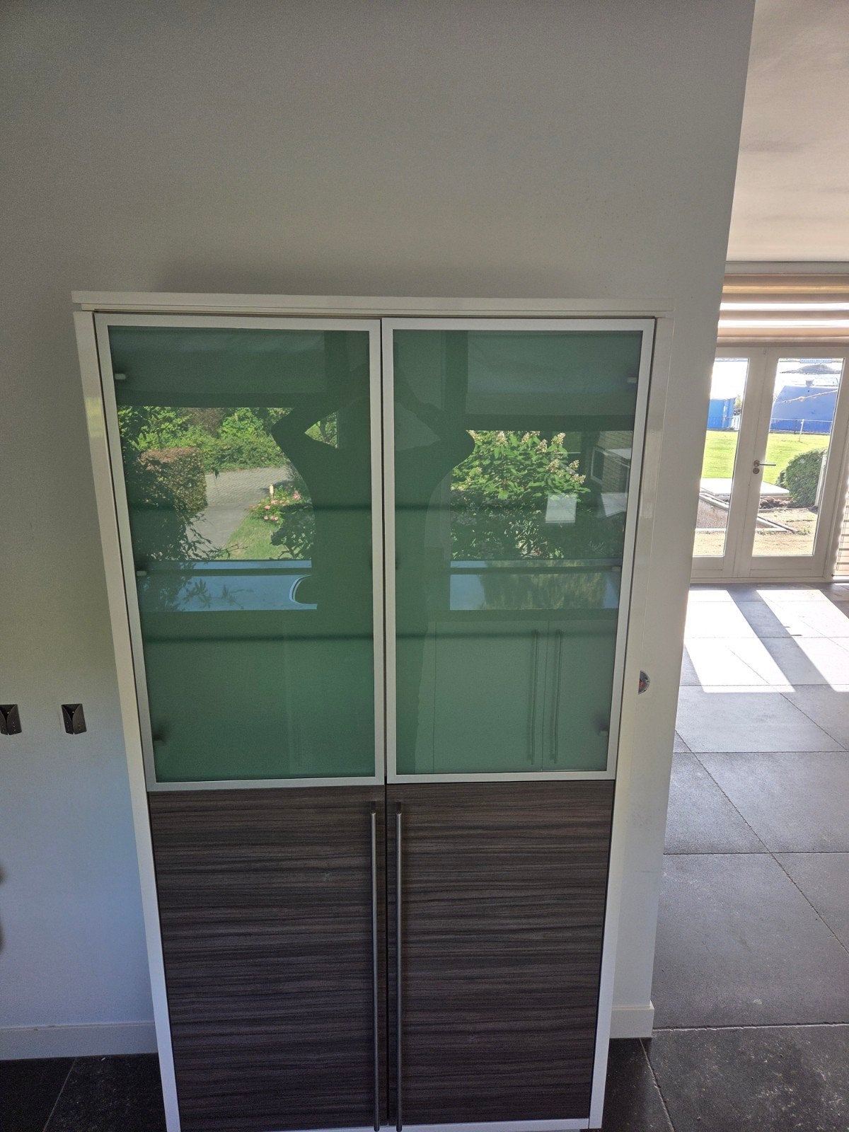 Moderne opbergkast met glazen deuren en planken, Huis en Inrichting, Met deur(en), 200 cm of meer, Zo goed als nieuw, Overige houtsoorten