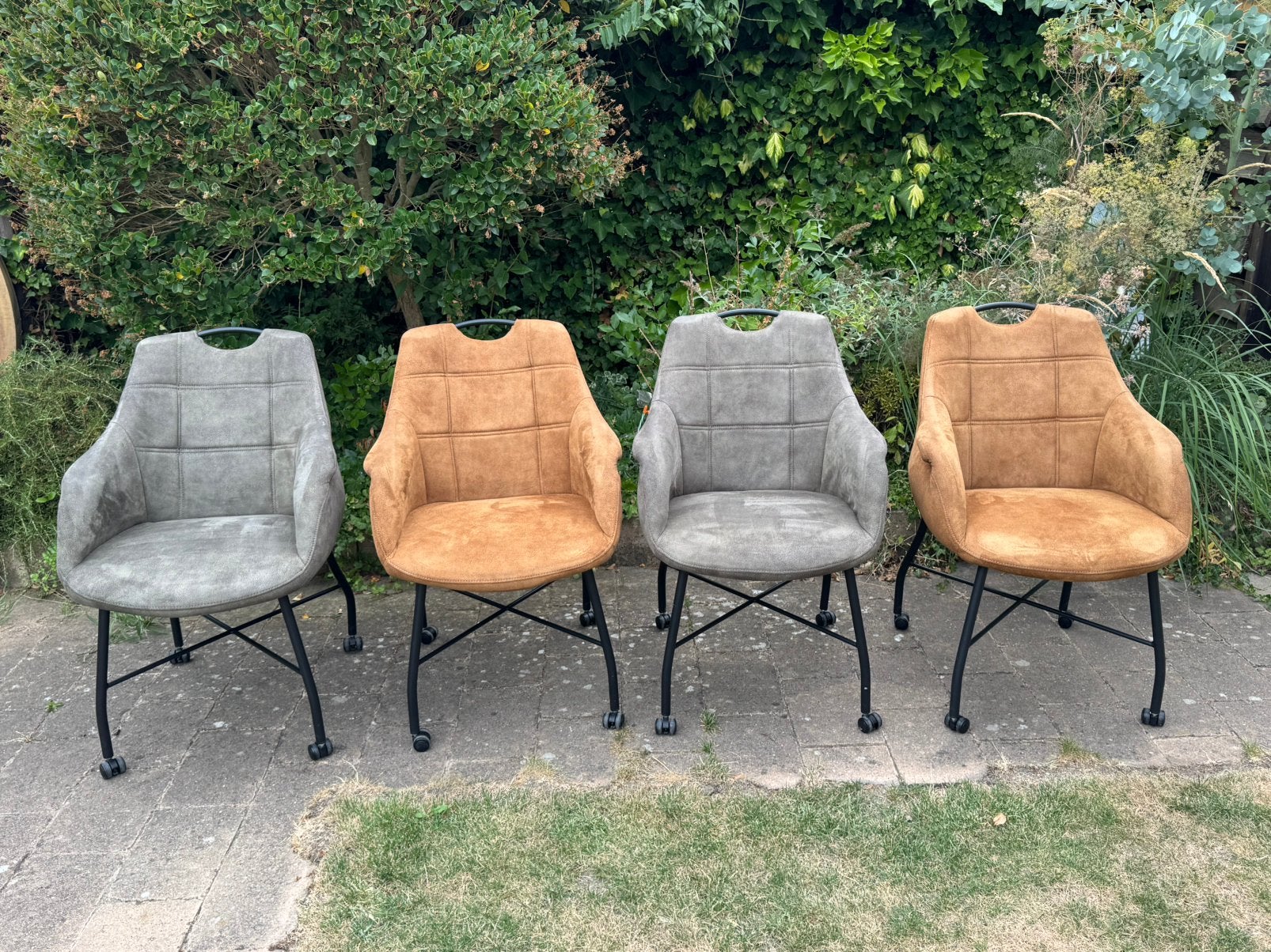 Eetkamer stoelen 4 stuks met wieltjes, Ophalen, Gebruikt, Bruin, Vier