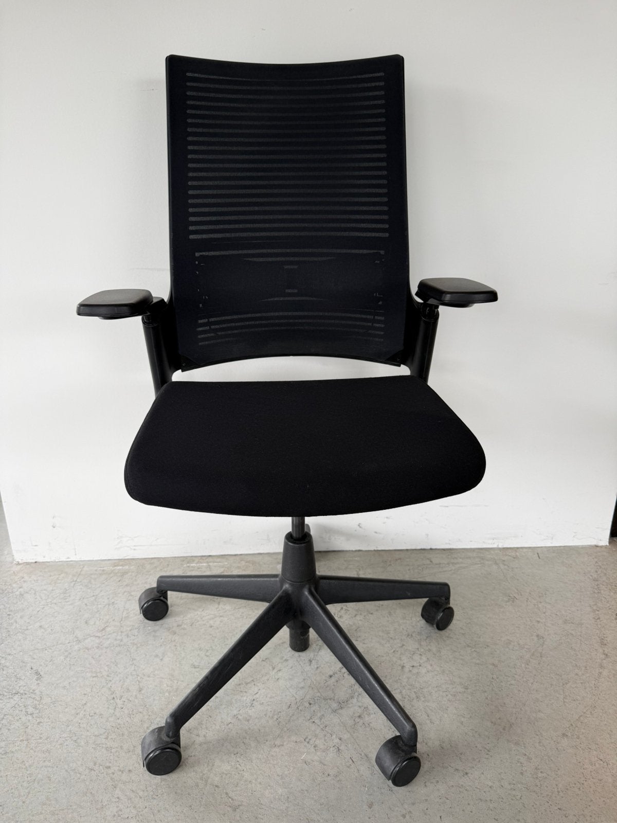 Ahrend 2020 bureaustoel, bureaustoelen zwarte stof, Gebruikt, Zwart, Ophalen of Verzenden, Bureaustoel