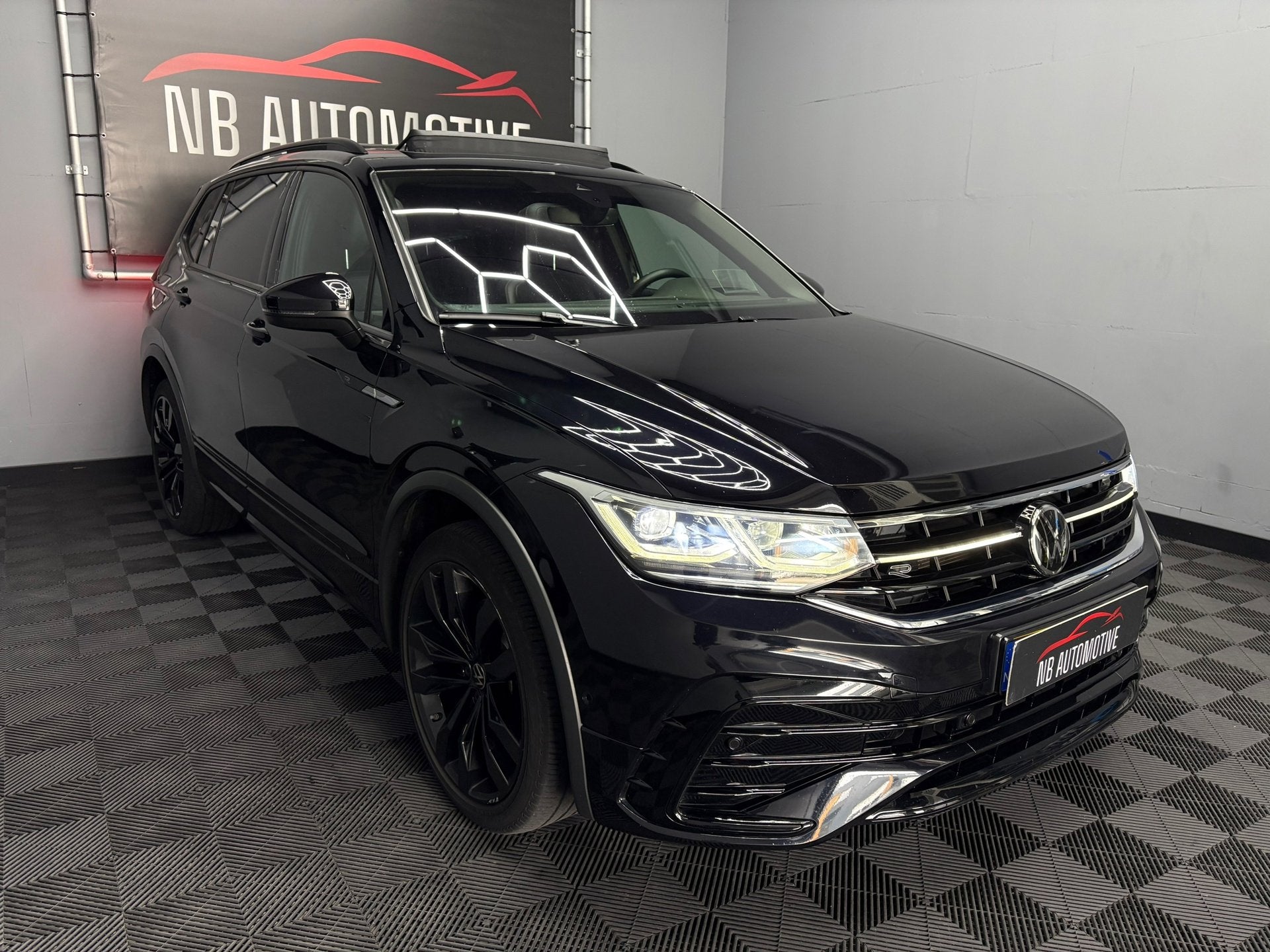Volkswagen Tiguan Allspace 2.0 TSI 4M 3xR-line 7p. PANO IQ, Auto's, Automaat, Gebruikt, Zwart, Bedrijf
