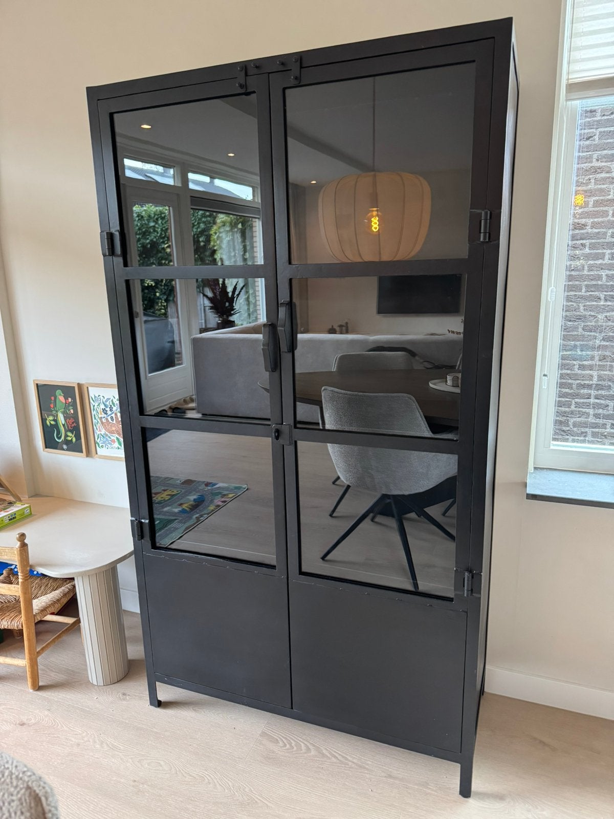 Zwarte vitrinekast - Gigameubel, Huis en Inrichting, Ophalen, Met plank(en), Gebruikt, 50 tot 100 cm