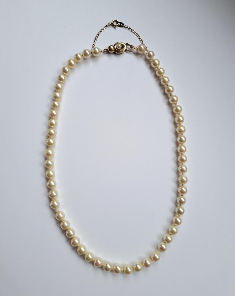 Klassieke parelketting met vergulde sluiting, Sieraden, Tassen en Uiterlijk, Ophalen of Verzenden, Zo goed als nieuw, Goud, Overige materialen