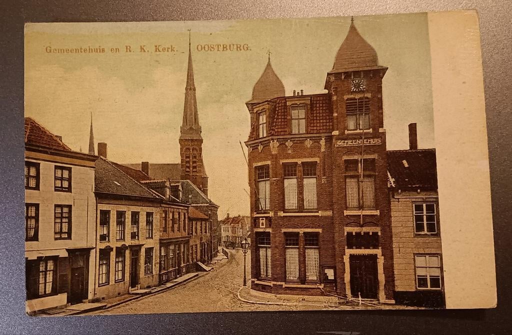 Oostburg. Gemeentehuis en R.K. Kerk 1912, Ophalen of Verzenden, Voor 1920, Gelopen, Zeeland