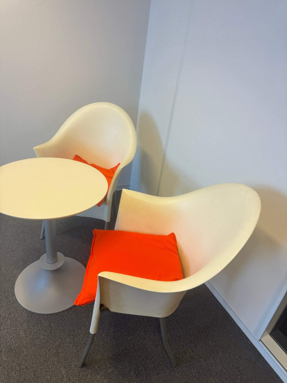 Gratis Set van 2 moderne stoelen met tafel, Ophalen, Kunststof, Gebruikt, Twee