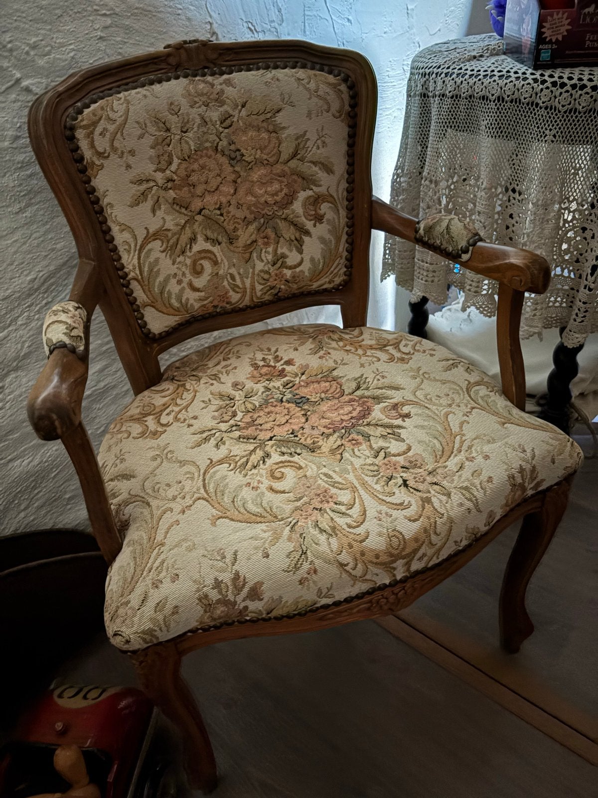 Antieke fauteuil met bloemenpatroon, Ophalen