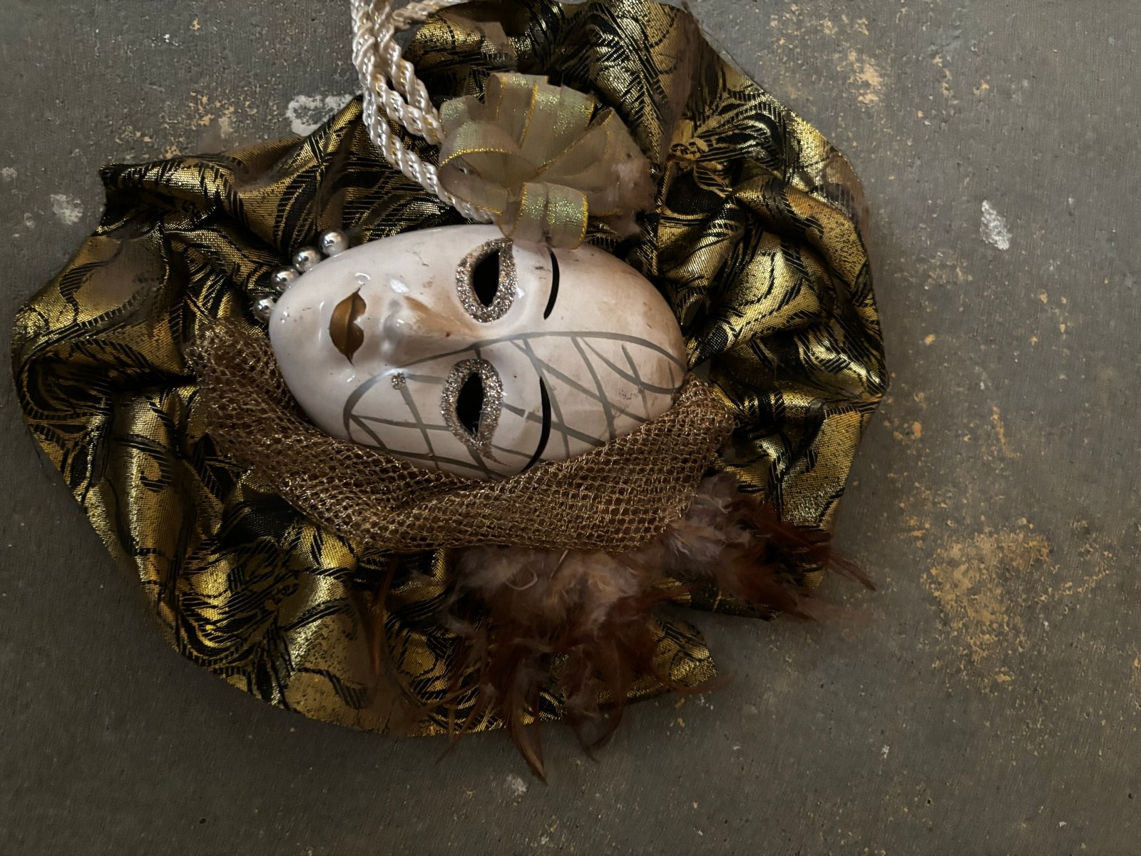 Decoratief masker met gouden stof en veren, Ophalen of Verzenden
