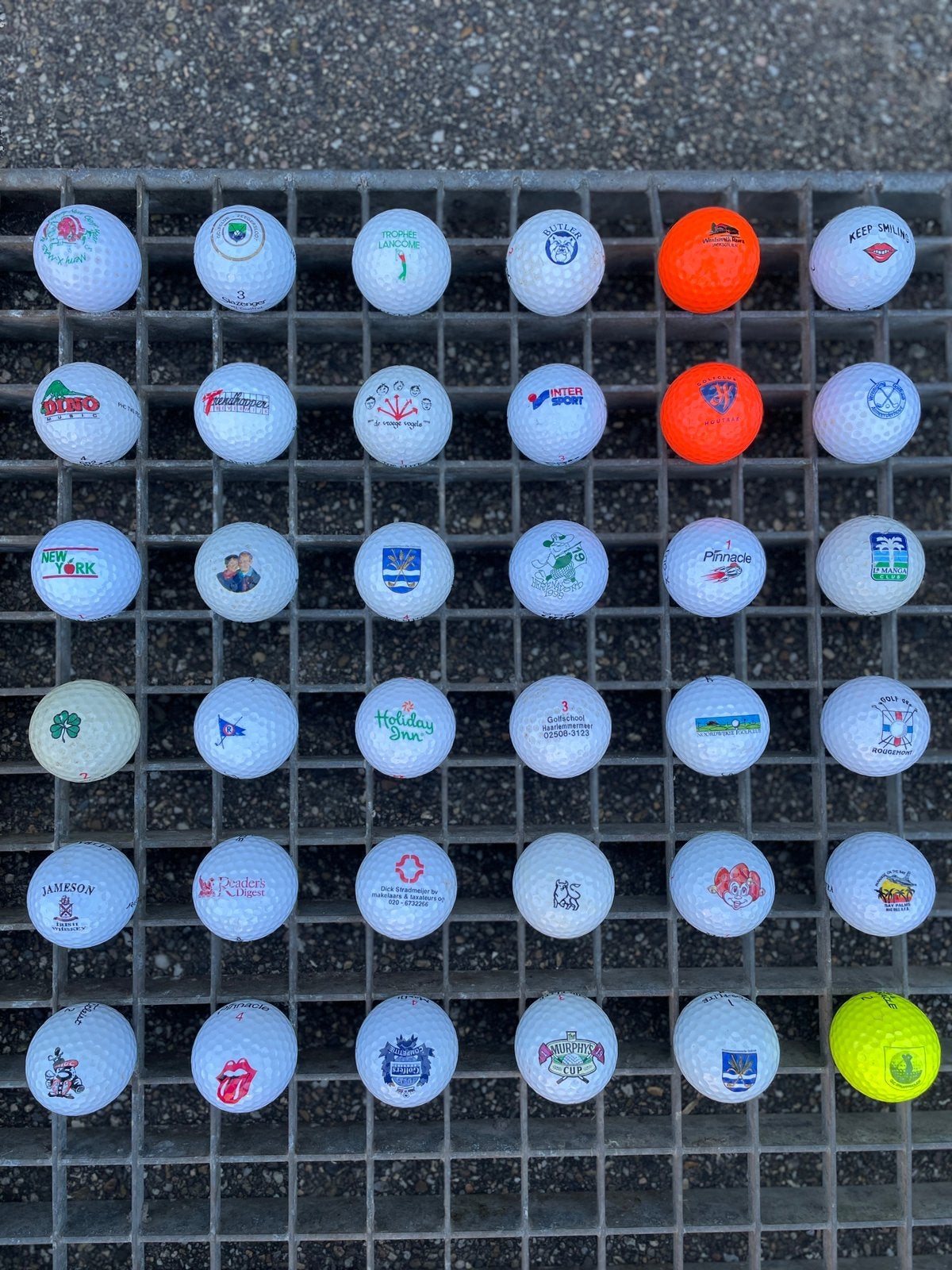GOLFBALLEN, 122 STUKS, BEDRUKT MET VERSCHILLENDE LOGO’S, Verzamelen, Ophalen, Zo goed als nieuw
