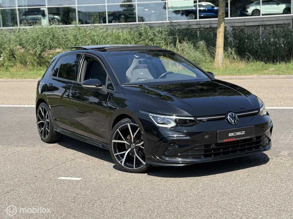 Volkswagen Golf 8 1.5 eTSI 3x R-Line DSG PANO IQ SFEER BLACK, 1498 cc, 4 cilinders, Alcantara, Zwart
