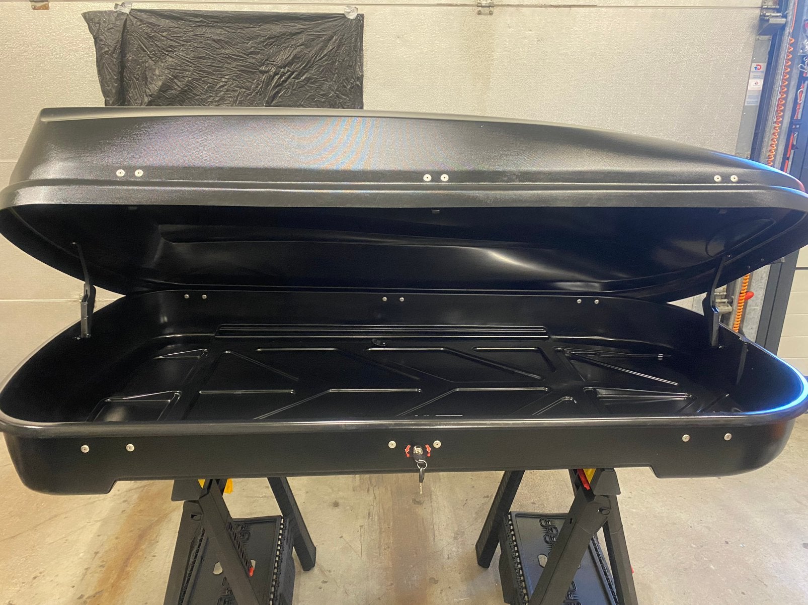 Grote dakkoffer 580 Liter inhoud en 75 KG laadvermogen, Auto diversen, Ophalen, Zo goed als nieuw